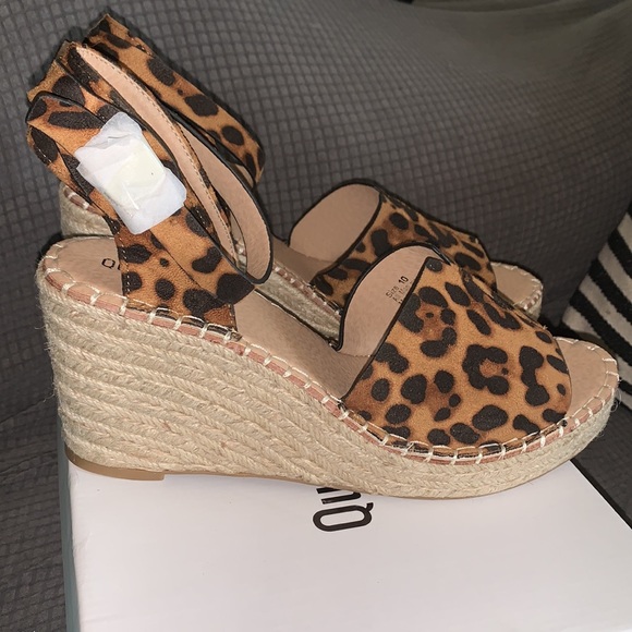 Queen George Size 10, Leopard espadrille wedges - Picture 2 of 6